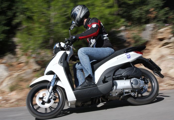 Στο νέο τιμοκατάλογο της Piaggio, το Carnaby 300 παραμένει το φθηνότερο της κατηγορίας του, στα 3.290 ευρώ. 
