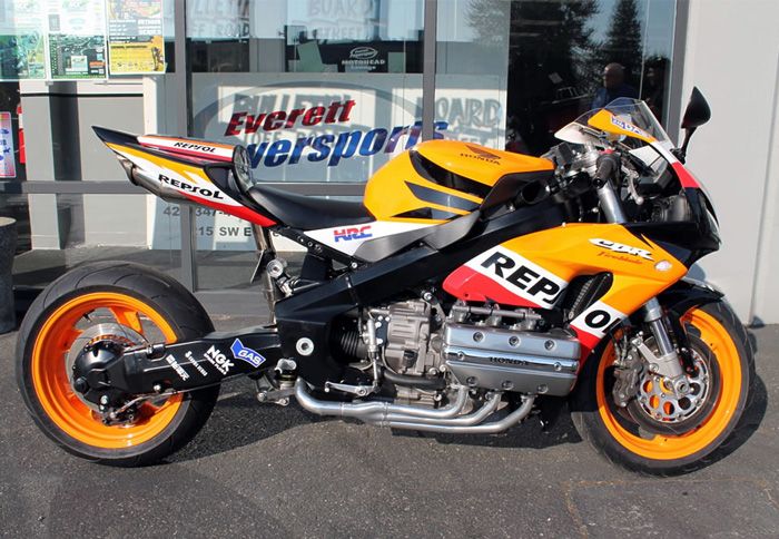 Ιδού τι προκύπτει από τη…γνωριμία ενός CBR 1000RR και μιας Gold Wing!