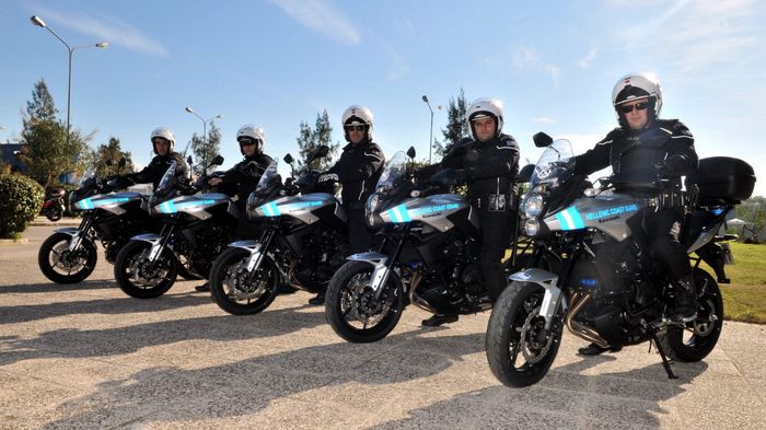 Ανδρες του Λιμενικού Σώματος καβάλα στα νέα Kawasaki Versys του σώματος.