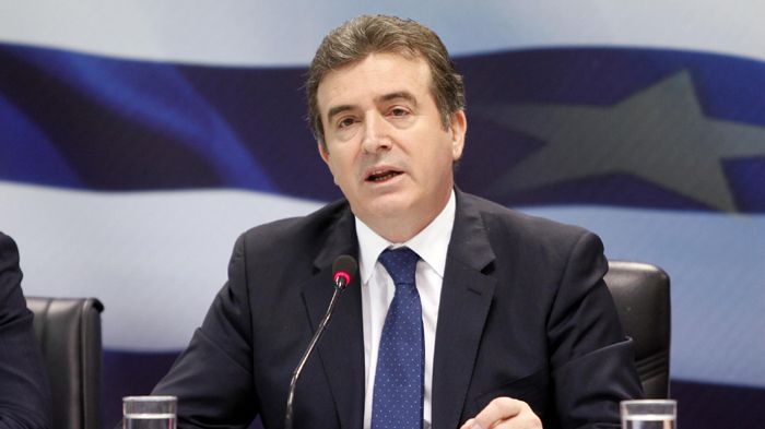 Γιατί αφήνουν οι Δήμαρχοι, οι Περιφερειάρχες, η Τροχαία, όλες οι Αρχές, να κυκλοφορούν νταλίκες μέσα στους οικισμούς;