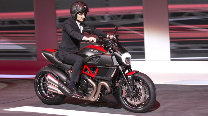 O CEO της Ducati, Claudio Domenicali, στο Σαλόνι της Γενεύης, πάνω στο ανανεωμένο Diavel.