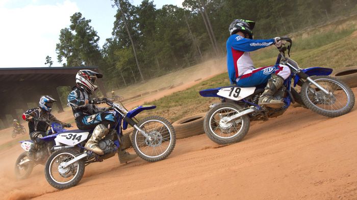 Τα Yamaha TTR των μαθητευόμενων στο ράντσο του Τεξανού φέρουν ημι-σλικ ελαστικά στο πίσω τροχό. Ο έλεγχος του πίσω τροχού αποτελεί βασικό μάθημα.