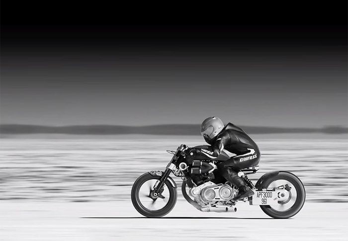 O James Hoegh έσπασε το ρεκόρ ταχύτητας στην κατηγορία A-PF 3000 της ερήμου Bonneville, στη σέλα ενός Confederate X132 Hellcat Combat. 