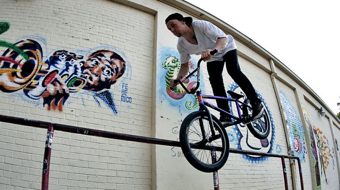 Πολύς πόνος, τρελά κόλπα με BMX από τον Dan Lacey