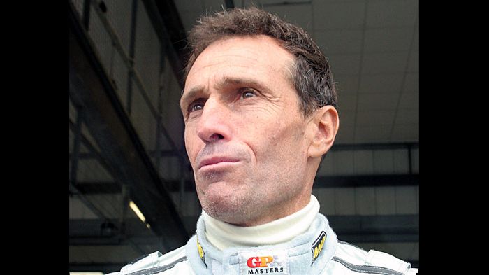 O de Cesaris έγινε γνωστός για τα πολλά ατυχήματα στην αρχή της καριέρας του, αλλά και για το ρεκόρ των πιο πολλών σερί συμμετοχών δίχως νίκη.