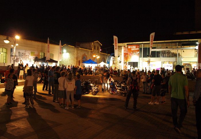 Το βράδυ, το Scooter Festival-Athens γέμιζε από κόσμο, ενώ όλοι ήθελαν να δουν εν λειτουργία τα μοντέλα του Χρήστου Κοφίτη.