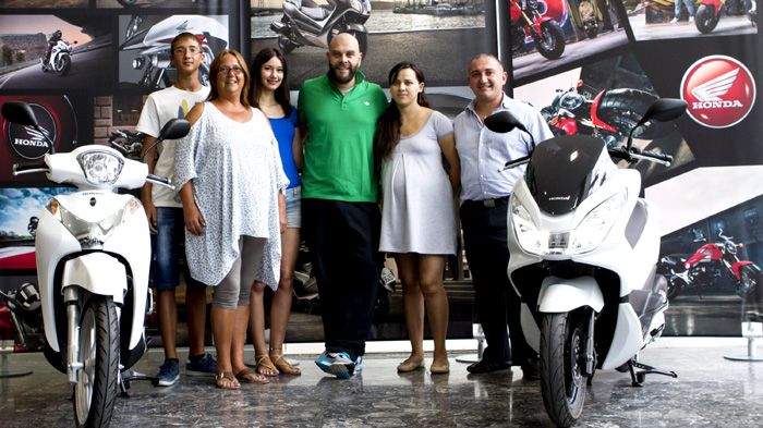 Ο Μιχάλης Stavento παρέδωσε τα Honda PCX 125 και SH Mode 125 στους 2 τυχερούς του διαγωνισμού.
