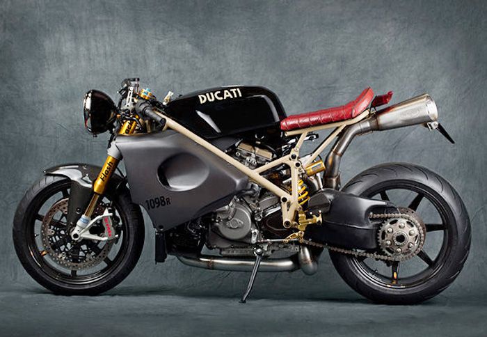 Όταν ο Nicola Martini ξεκίνησε να βελτιώνει τη μοτοσικλέτα, αυτή ήταν ένα Ducati 1098R.