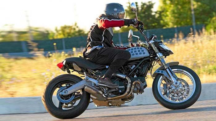Το Ducati Scrambler εντοπίστηκε ξανά και το αποτέλεσμα είναι η συγκεκριμένη κατασκοπική φωτογραφία. 