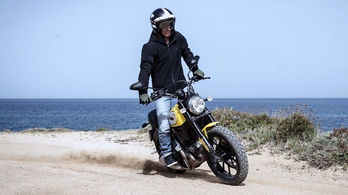 Α, η θάλασσα, ο ήλιος, η άμμος. Ας κάνω κι ένα παντιλικάκι με το Scramblerάκι. Μμμ, ωραία ήταν! Να το κάνω πιο συχνά.