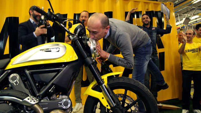 Ένα τρυφερό ενσταντανέ μεταξύ Claudio Domenicali και Scrambler, στις εορταστικές εκδηλώσεις για την έναρξη παραγωγής της μοτοσικλέτας.