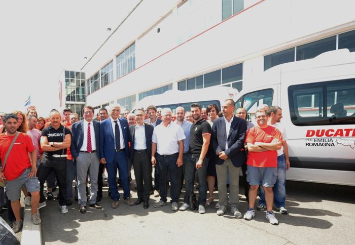 Η DUCATI προσφέρει 3 Volkswagen vans 
στους Δημάρχους της Finale Emilia, 
Crevalcore και San Possidonio.
