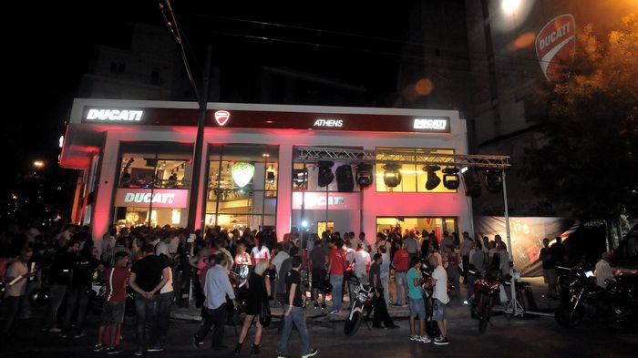 Κοσμοπλημμύρα στα εγκαίνια του Ducati Athens, με τον κόσμο να έχει πιάσει και τα πεζοδρόμια!