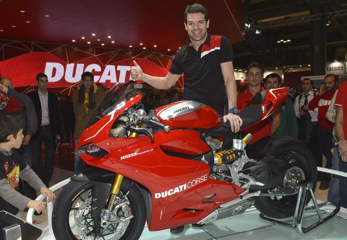 Ο Carlos Checa ήταν ένας από εκείνους που συμμετείχαν στην παρουσίαση του 1199 R στην EICMA.