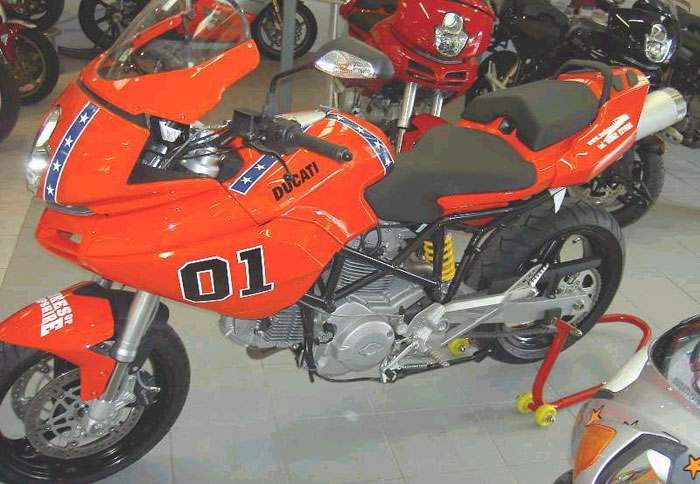 General Lee σε δυο τροχούς.