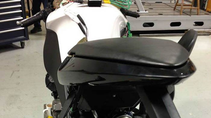 Το μοντέλο για το οποίο η Erik Buell Racing μας προϊδέασε το καλοκαίρι με το παραπάνω teaser είναι το 1190 RX. 