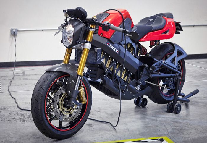 H ηλεκτρική Empulse της Brammo μπορεί να μην έχει τις κορυφαίες επιδόσεις ενός street, έχει όμως πολύ καλή αυτονομία που ικανοποιεί στην καθημερινή κί