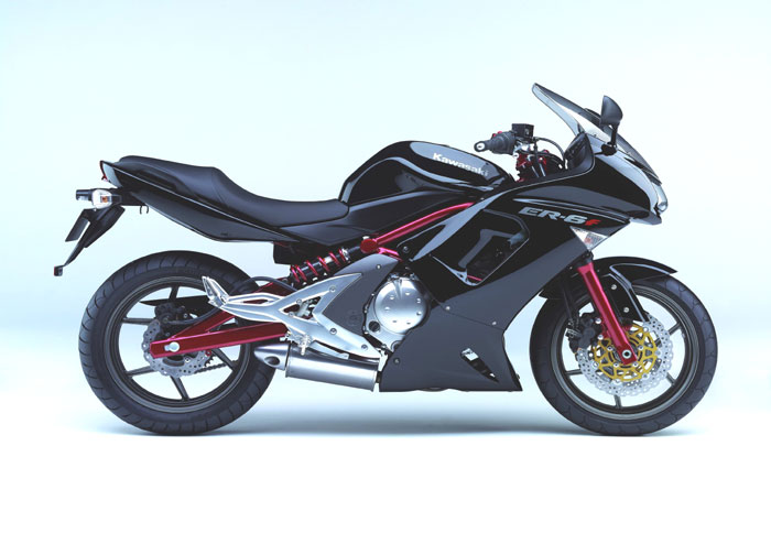 Kawasaki ER-6 με φέρινγκ
