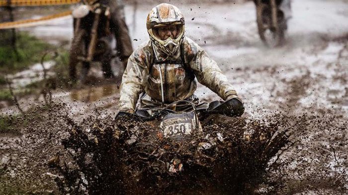 Οι σκληρές προσπάθειες των αγωνιζομένων του Erzberg Rodeo γίνονται περισσότερο εμφανείς σε slow motion.