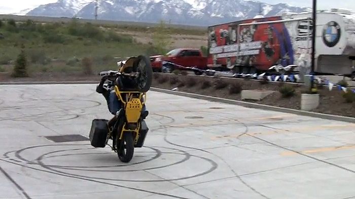 Ακροβατικά με τριβάλιτσο BMW F800GS