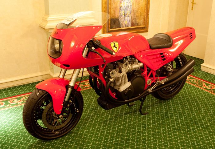 Η μοναδική μοτοσικλέτα με το λογότυπο της Ferrari πουλήθηκε πρόσφατα έναντι 85.000 λιρών Αγγλίας.