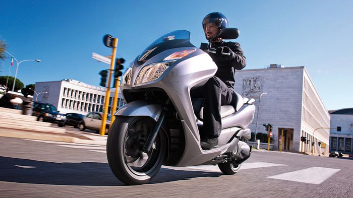 Το FORZA 300 είναι διαθέσιμο στην Ελληνική αγορά σε 3 χρωματισμούς (Λευκό πέρλα Himalayas, Μαύρο μεταλλικό Asteroid και Ασημί μεταλλικό Seal).