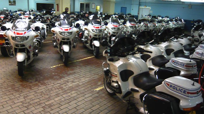 Ετσι φαίνεται ότι θα παραμείνουν οι μοτοσικλέτες των αστυνομικών στο νομό Μορμπιχάν της Γαλλίας μέχρι να λάβουν οι τελευταίοι νέα κράνη.