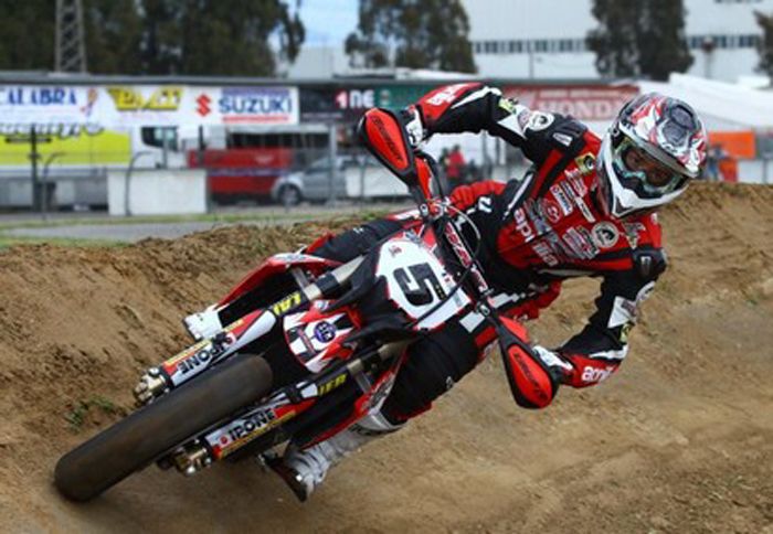 Η Aprilia κατέκτησε στο πρωτάθλημα Supermoto S1 και τους δύο παγκόσμιους τίτλους αναβάτη και κατασκευαστή.