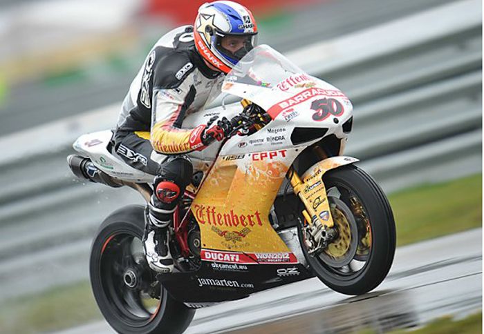 O πιο ευνοημένος του καιρού ήταν ο Sylvain Guintoli με τη Ducati, ο οποίος ψύχραιμος τερμάτισε στην πρώτη θέση