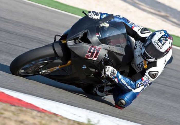 Για ακόμα μια ημέρα, ο Leon Haslam μαζί με τη μοτοσικλέτα της BMW, την S1000RR, σημείωσε τον καλύτερο χρόνο στην πίστα του Portimao.