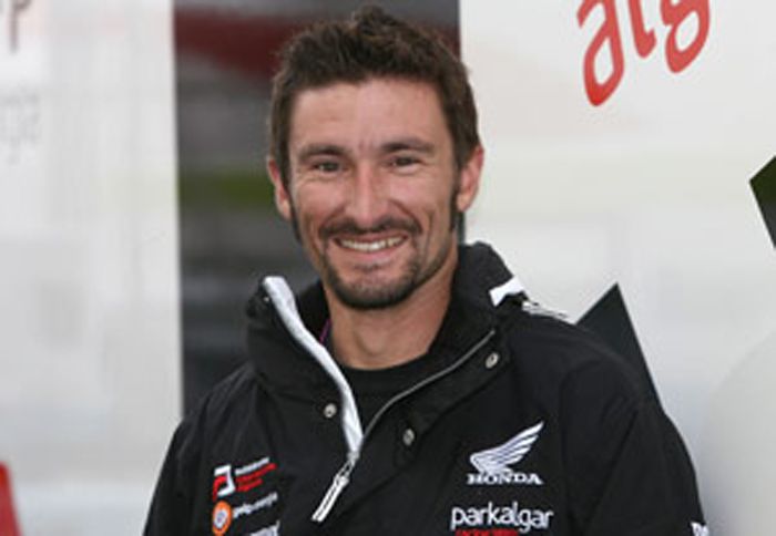 Eπίσημα η Yamaha ανακοίνωσε τον Josh Hayes ως αντικαταστάτη του Edwards, ο οποίος είναι και πρωταθλητής  ΑΜΑ Superbike 2011.