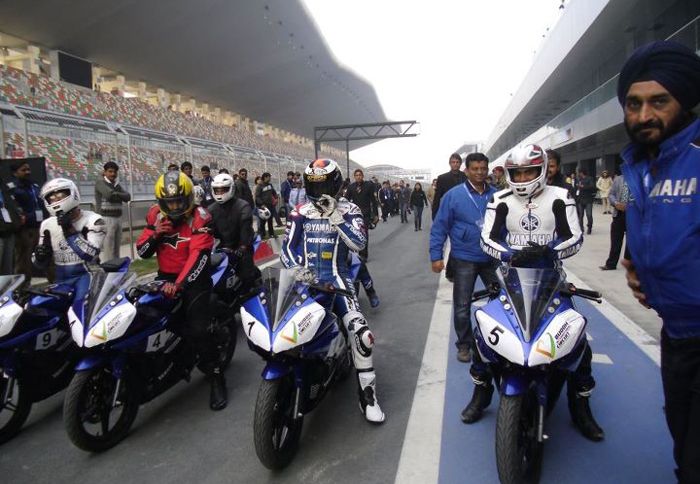 O Lorenzo έκανε δοκιμή στην πίστα Buddh στην Ινδία πάνω σε μια R15.