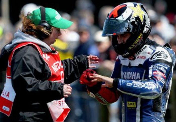 Η πτώση του Lorenzo δεν ήταν απόλυτα ελεγχόμενη, αφού το δάχτυλο του Ισπανού πιάστηκε στο Clip-on, με αποτέλεσμα να τραυματιστεί.