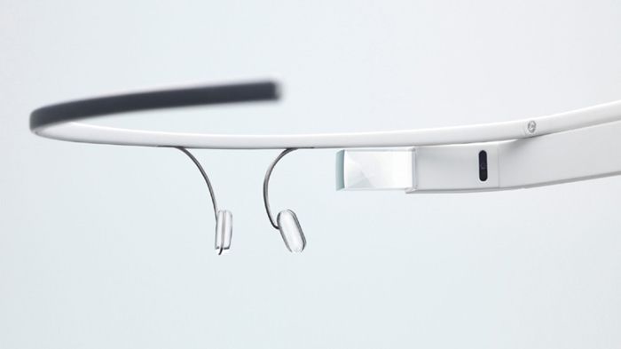 H Google ετοιμάζει γυαλιά με τεχνολογία heads up display για το 2014.