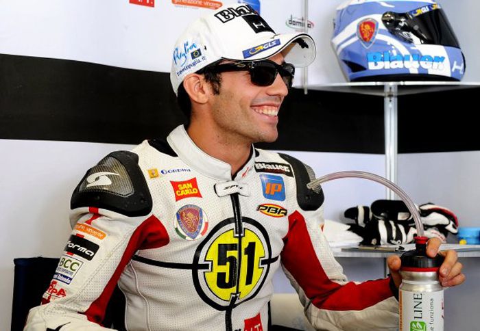 Ο Michele Pirro είχε της αμφιβολίες του να ανέβει κατηγορία, αλλά τελικά αποφάσισε για το 2012 να τρέξει με τη CRT μοτοσικλέτα του Gresini.