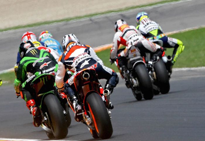 Στη διάρκεια των χειμερινών δοκιμών, οι ομάδες μπορούν να κάνουν ιδιωτικές δοκιμές με τους αναβάτες του εργοστασίου.