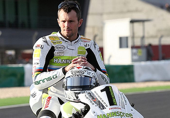 Ο Adrew Pitt κρέμασε τα αγωνιστικά του γάντια μετά από 35 χρόνια «θητείας».