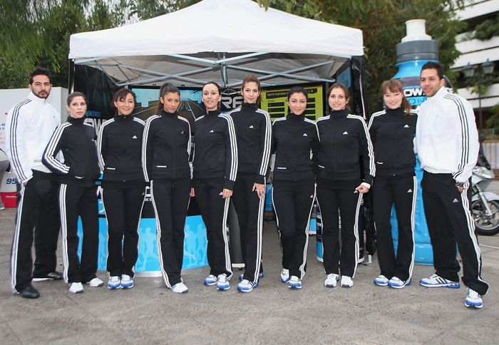 Η προωθητική ομάδα του POWERADE μπροστά από το περίπτερο του επίσημου αθλητικού ποτού της διοργάνωσης.
