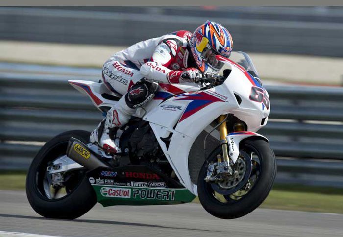 Από τους λίγους ήταν ο Jonathan Rea με slick ελαστικά, ο οποίος κατάφερε με την Honda του να κρατήσει έναν καλό ρυθμό.