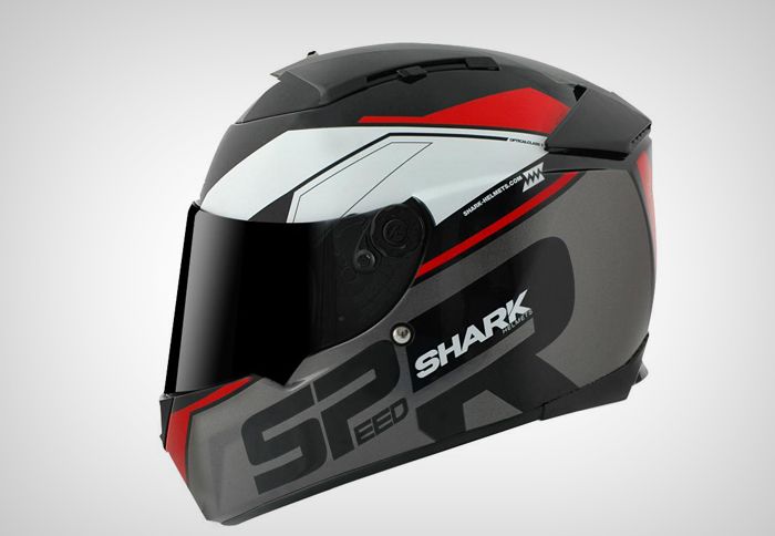 Tο Shark Speed-R ζυγίζει περίπου 1450 γραμ.