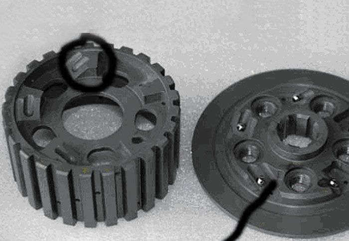 Ο μονόδρομος συμπλέκτης έχει την ιδιότητά να έχει μέγιστη εμπλοκή από τη μία κατεύθυνση και από την άλλη να έχει τη δυνατότητα να πατινάρει.
