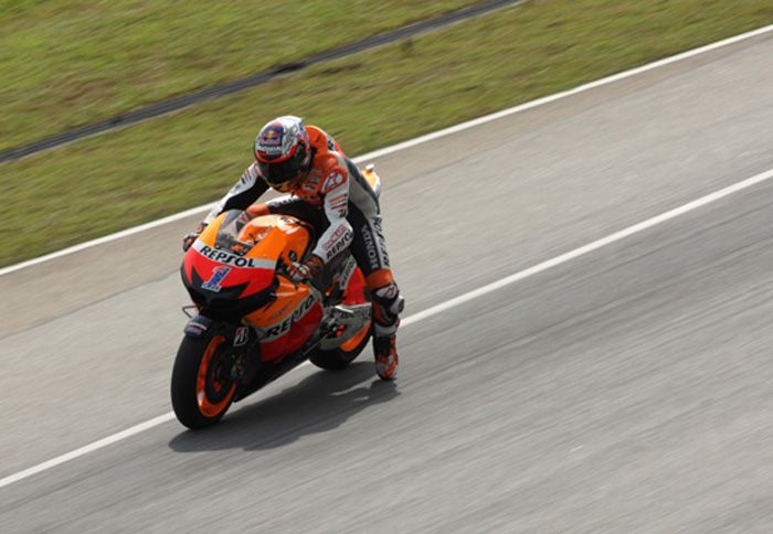 Ο Nakamoto αναφέρει πως ο Casey Stoner δεν επηρεάζεται ιδιαίτερα από το chatter, διατηρώντας την καλή ψυχολογία του.