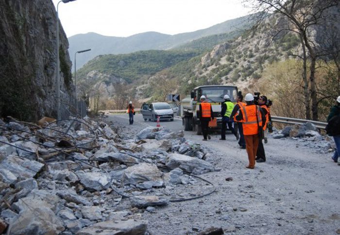 Συνεχίζεται η ταλαιπωρία για τους οδηγούς που περνούν από τα Τέμπη.
