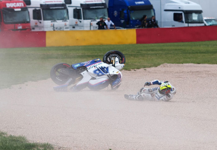 Οι δύο αναβάτες, Karel Abraham και Loris Capirossi, τραυματίστηκαν στην πίστα του Aragon.