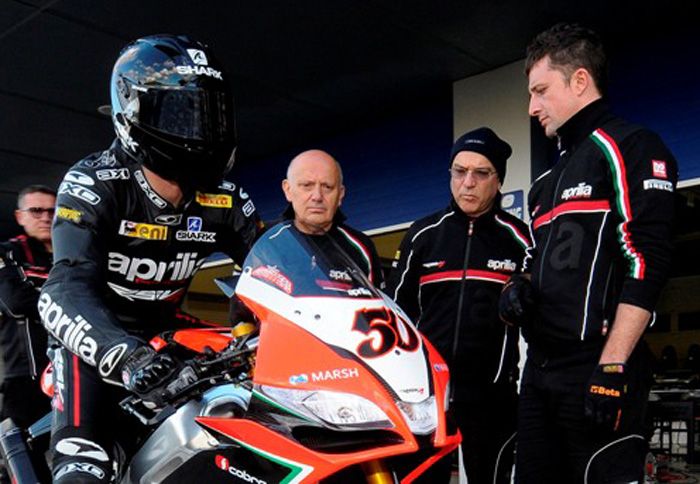 O Sylvain Guintoli στο box της Aprilia.