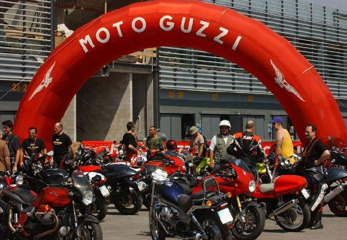 Στο διαδίκτυο με ένα MotoGuzzi…