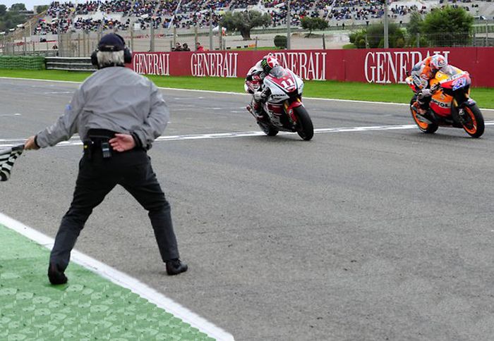 O Casey Stoner τερμάτισε πρώτος με διαφορά 15 χιλιοστών, μπροστά από τον Ben Spies.