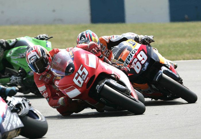 Αντίθετα με το αυτοκίνητο, το οποίο στέκεται όρθιο επειδή η επιφάνεια στήριξής του είναι... επιφάνεια, η μοτοσικλέτα στέκεται όρθια, λόγω του γυροσκοπ