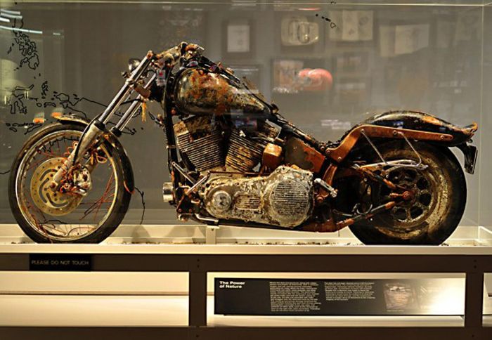 Η Harley-Davidson που ξεβράστηκε στον Καναδά, ένα χρόνο μετά το τσουνάμι της Ιαπωνίας εκτίθεται πλέον στο μουσείο της Harley-Davidson.