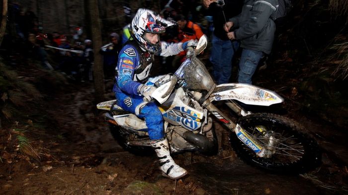 Γλιστερά βράχια, αδιανόητα δύσκολες οδηγικές συνθήκες, και νίκη για τον Jarvis, που εδώ τον βλέπουμε στη νυχτερινή οδήγηση.